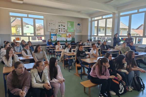 УЧЕНИЦИ СРЕДЊЕ ШКОЛЕ „28. ЈУНИ“ ПРЕДСТАВИЛИ ОПЦИЈЕ ЗА ДАЉЕ ШКОЛОВАЊЕ