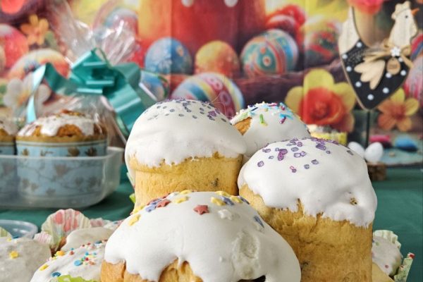 ТАКМИЧЕЊЕ У ПРАВЉЕЊУ КУЛИЧА – РУСКОГ СИМБОЛА ВАСКРСА И РАДОСТИ