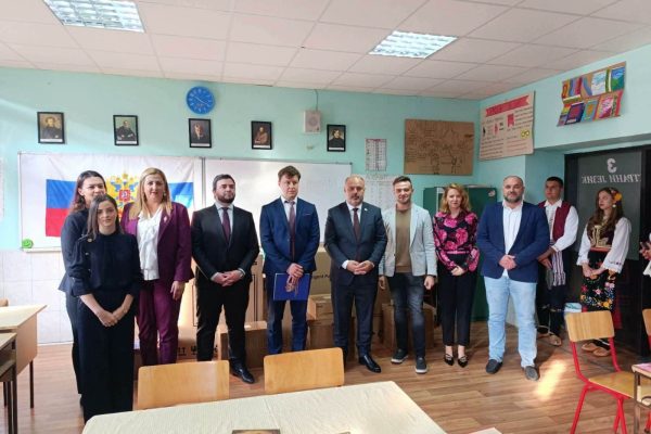 ПОКЛОН РУСКЕ АМБАСАДЕ НАШОЈ ШКОЛИ
