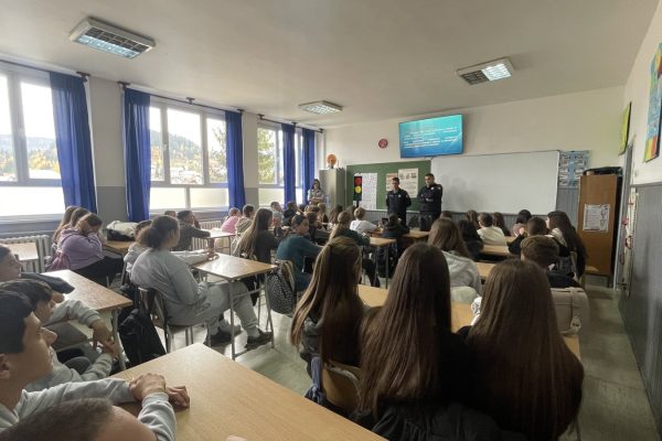 ПРИПАДНИЦИ ПОЛИЦИЈЕ РАЗГОВАРАЛИ СА УЧЕНИЦИМА О ВРШЊАЧКОМ НАСИЉУ